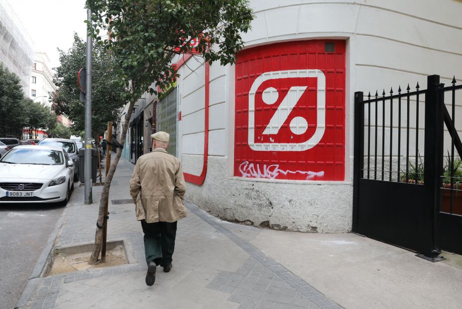 Los ganaderos denuncian a la cadena de supermercados DIA por "hundir" el precio del pollo