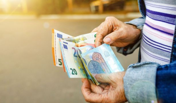 Gran cambio en la pensión no contributiva en 2026: por primera vez supera los 600 euros mensuales