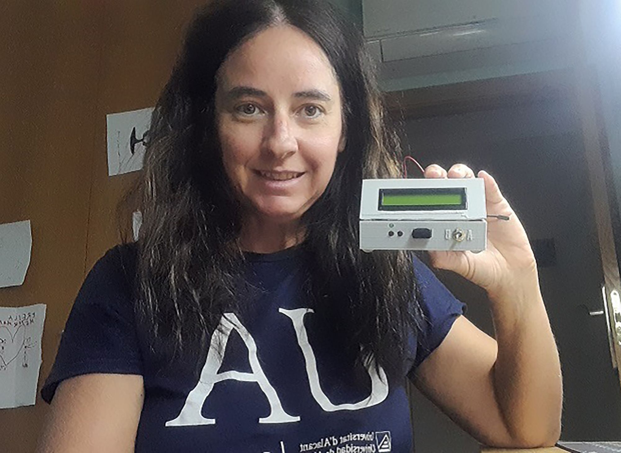 La investigadora, Teresa Pozo-Rico, con el dispositivo. Foto: https://ruvid.org/