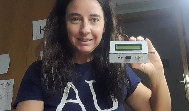 La investigadora, Teresa Pozo-Rico, con el dispositivo. Foto: https://ruvid.org/