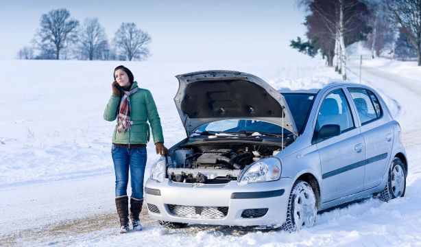 El error más común al arrancar el coche en invierno que puede dejarte tirado en la carretera