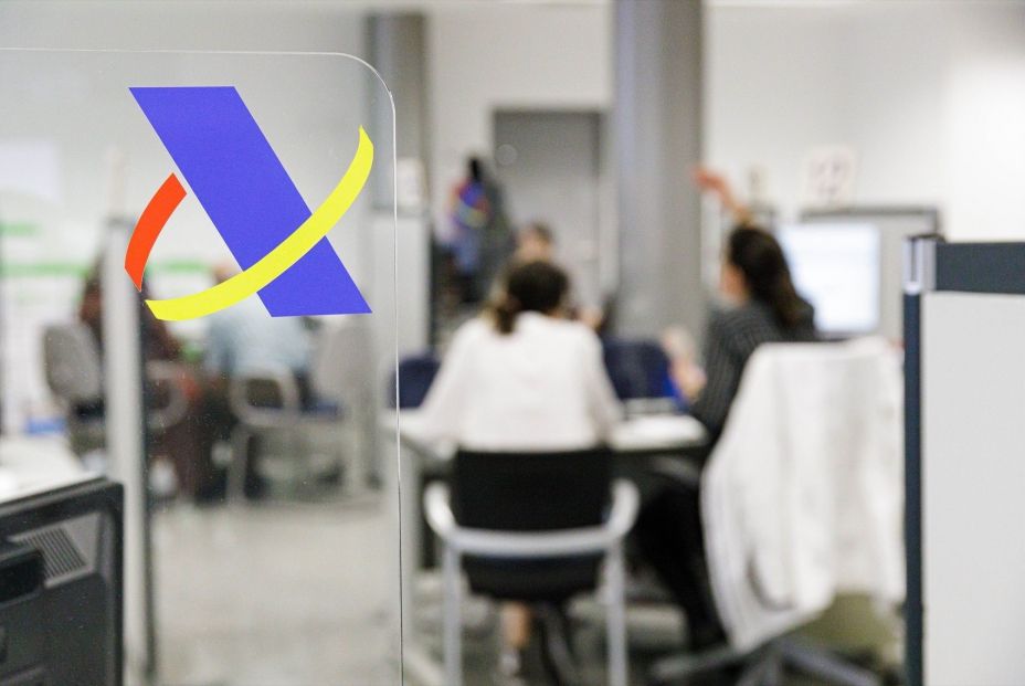 Varias personas son atendidas en la Agencia Tributaria para presentar la declaración de la renta. Fuente: Europa Press.