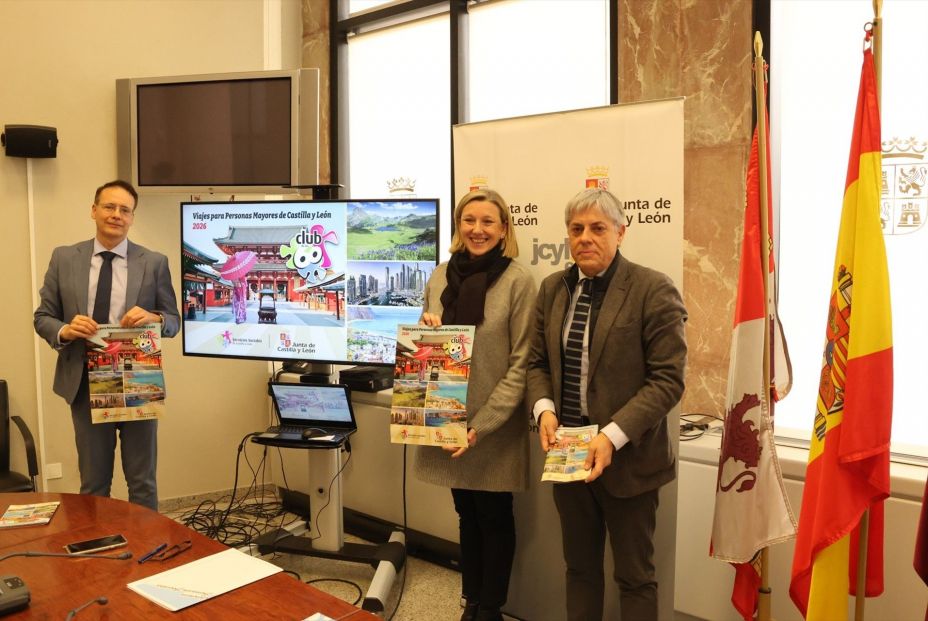 La vicepresidenta de la Junta y consejera de Familia e Igualdad de Oportunidades, Isabel Blanco (centro), junto al delegado territorial de la Junta en León, Eduardo Diego, en la presentación de la oferta de viajes del 'Club de los 60' para 2026. Fuente: Europa Press. La vicepresidenta de la Junta y consejera de Familia e Igualdad de Oportunidades, Isabel Blanco (centro), junto al delegado territorial de la Junta en León, Eduardo Diego, en la presentación de la oferta de viajes del 'Club de los 60' para 2026. Fuente: Europa Press.