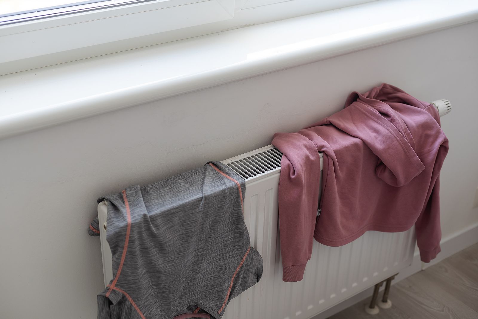 Un experto advierte que "secar la ropa en el radiador es lo peor del mundo"
