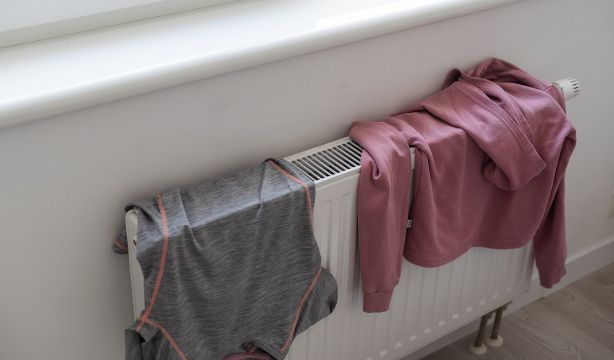Un experto advierte que "secar la ropa en el radiador es lo peor del mundo"