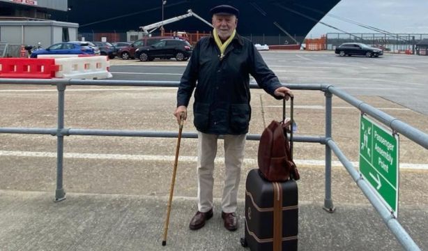 Paco Sayáns, el hombre que ha dado la vuelta al mundo a los 85 años (Instagram: @porelmundo_conbaston)