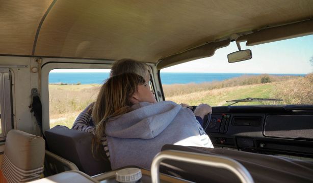 Paco y Fina, la pareja de jubilados que recorre Europa en caravana. Fuente: Europa Press.