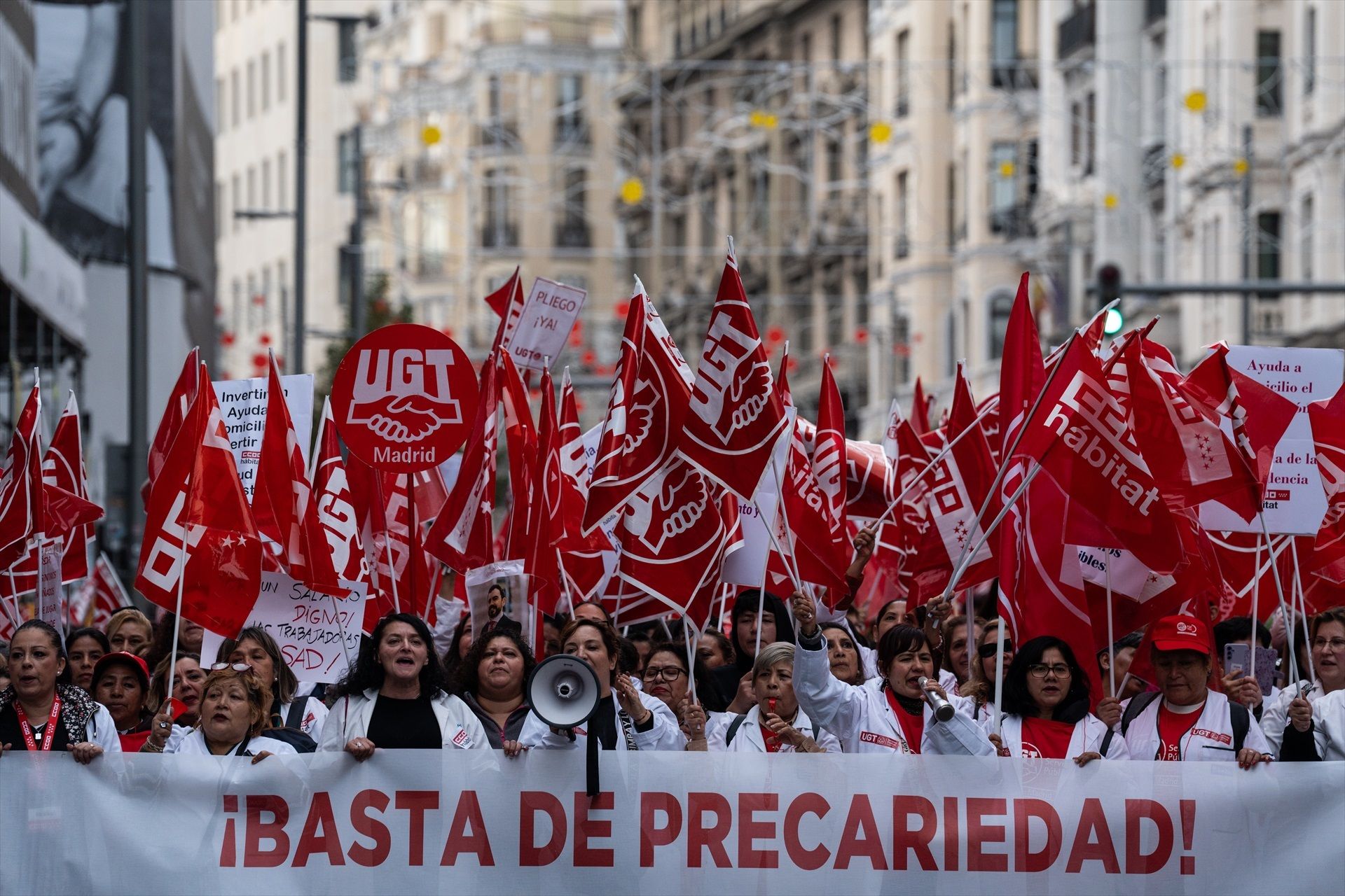 El nuevo modelo de cuidados no logra acabar con la precariedad laboral de la ayuda a domicilio