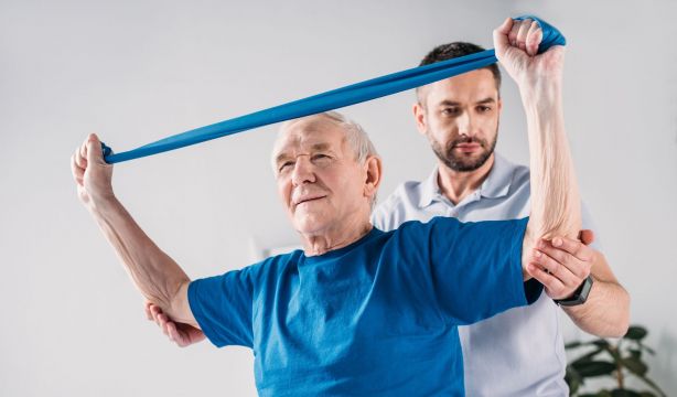 Un estudio revela cómo pueden entrenar la fuerza las personas mayores de forma eficaz y segura (Bigstock)