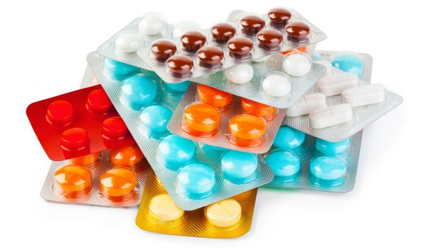 El truco para tragar las pastillas fácilmente: la clave está en cómo colocas la cabeza. Foto: Bigstock.