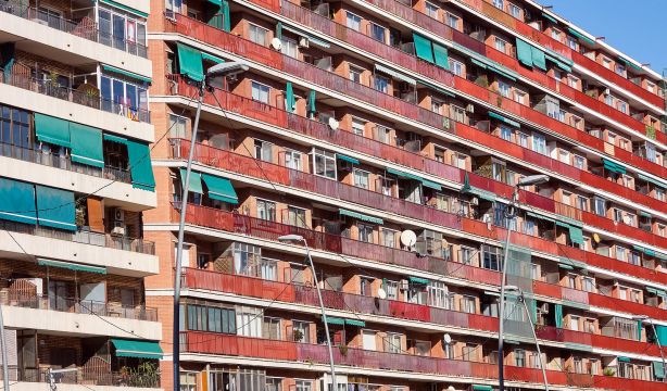 La Ley de Propiedad Horizontal aclara qué puedes hacer si un local modifica la fachada del edificio