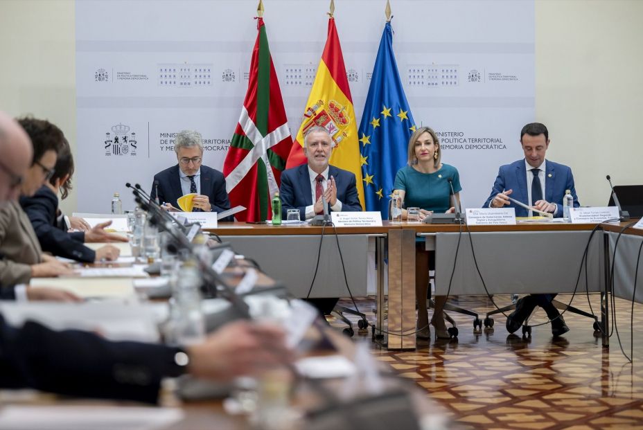 EuropaPress 7222904 ministro politica territorial memoria democratica angel victor torres junto