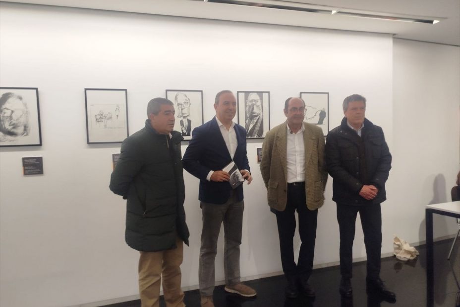 Víctor Alonso, junto a Aurelio Fernández y Manuel Llorente en la exposición 'Umbral trazo a trazo' en la Sala de Exposiciones del Teatro Zorrilla. Fuente: Europa Press.
