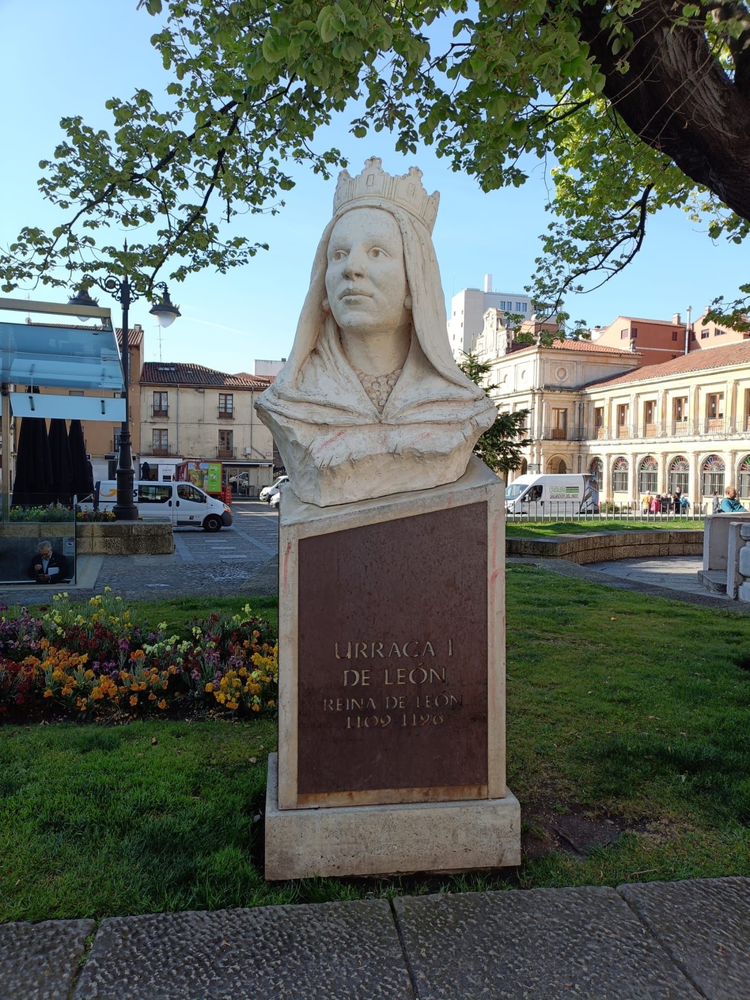 Escultura de la reina Urraca I de León, Castilla y Galicia en la capital leonesa. Fuente: Europa Press. Escultura de la reina Urraca I de León, Castilla y Galicia en la capital leonesa. Fuente: Europa Press.
