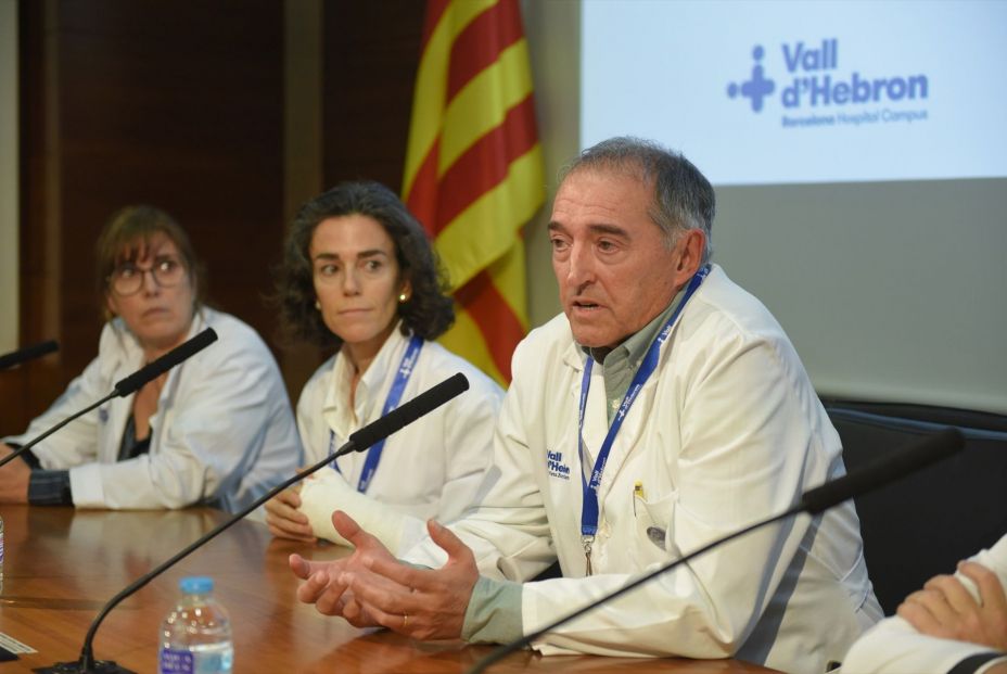 El director gerente de Vall d'Hebron, el Dr. Albert Salazar, junto a la jefe del Servicio de Neurología de Vall d'Hebron, la Dra. Patricia Pozo (c), y la jefe del Servicio de Medicina Física y Rehabilitación de Vall d'Hebron, la Dra. Judith Sánchez-Raya (i)