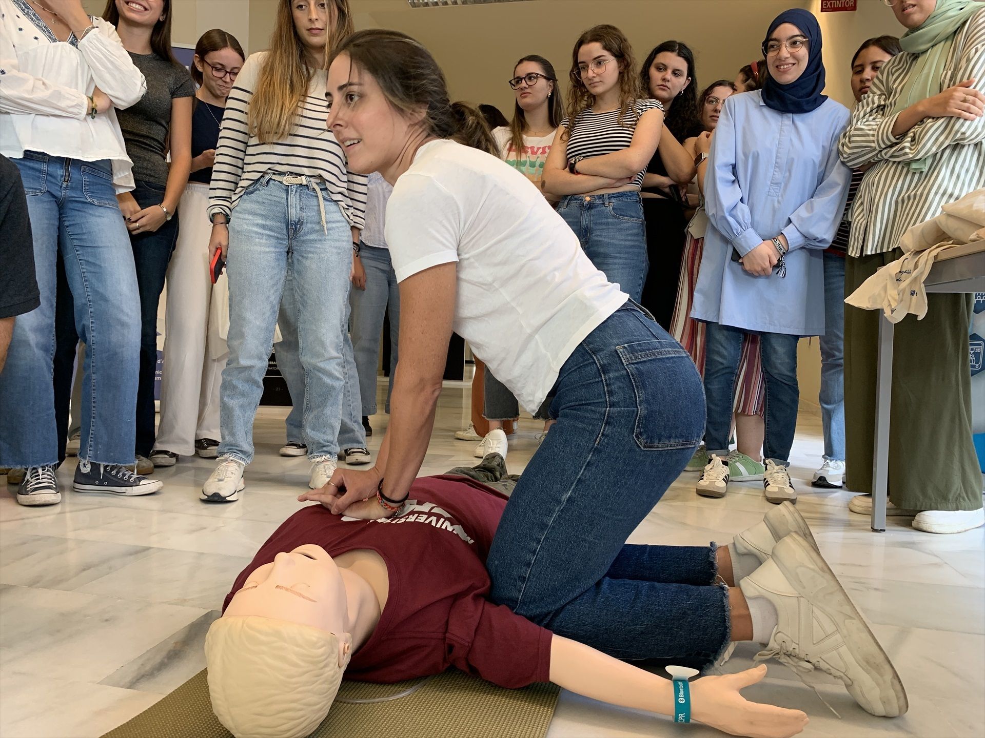 Películas y series confunden sobre la reanimación cardiopulmonar con técnicas obsoletas. Foto: Europa Press.