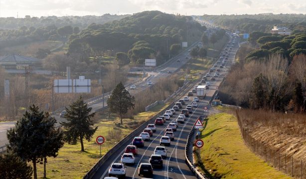El coche pierde peso en la ciudad, pero sigue siendo imprescindible para moverse en España. Fuente: Europa Press.
