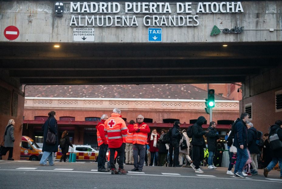 EuropaPress 7228993 sanitarios esperan estacion madrid puerta atocha almudena grandes atender