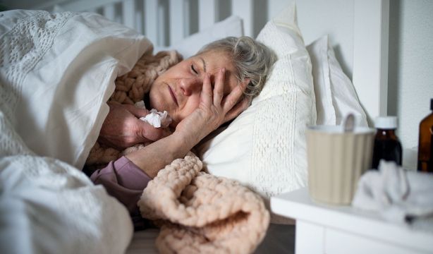 Estos son los 3 signos de alarma que indican que una gripe o un catarro se está complicando