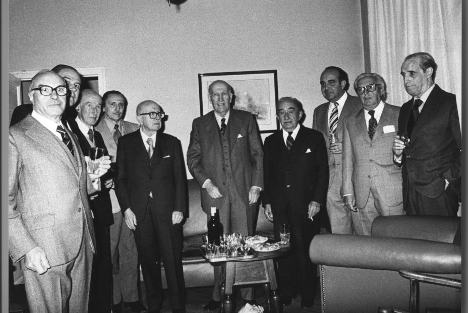 Fotografía de Aleixandre en Velintonia junto a Julián Marías, Gerardo Diego, Antonio Buero Vallejo y Dámaso Alonso, entre otros. Fuente: Europa Press.