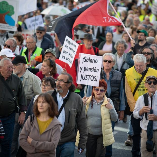 Manifestantes portan pancarta lema salario pension justos manifestacion Manifestantes portan pancarta lema salario pension justos manifestacion