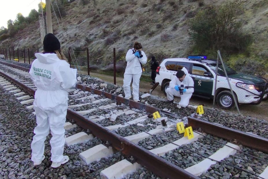 Una imagen de la investigación del accidente de Adamuz muestra un trozo de raíl desprendido