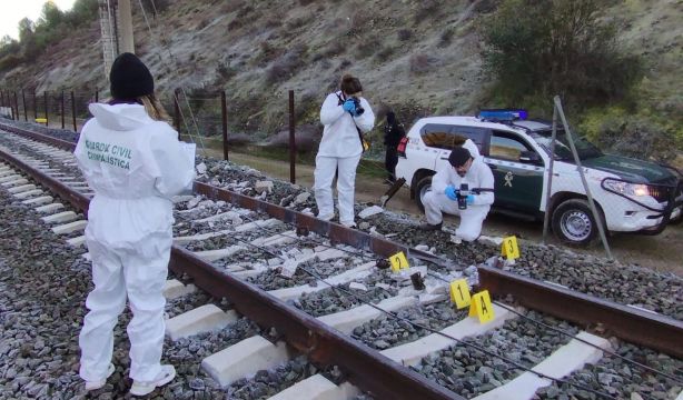 Una imagen de la investigación del accidente de Adamuz muestra un trozo de raíl desprendido