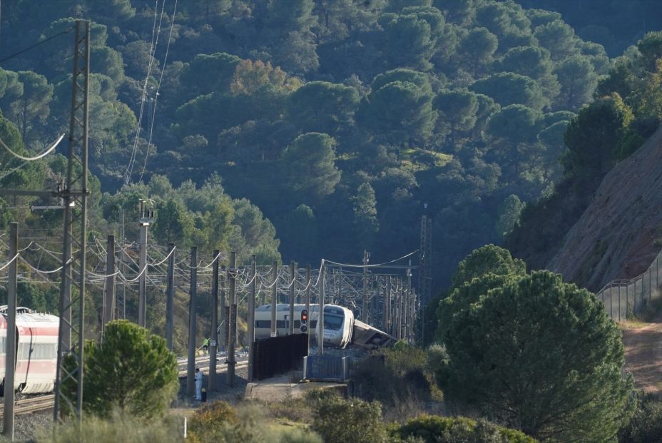 EuropaPress 7230099 imagen zona accidente ferroviario convoyes trenes siniestrados 19 enero