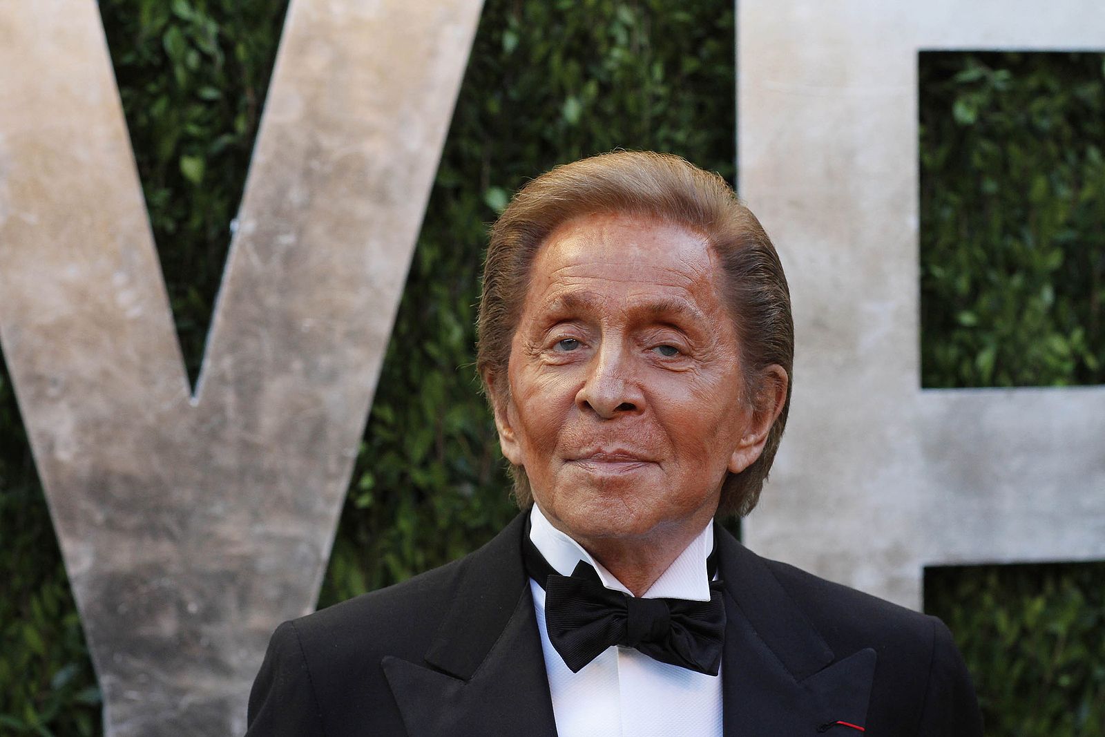 Muere el diseñador Valentino, gigante de la moda, a los 93 años