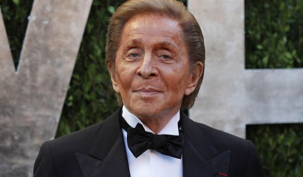 Muere el diseñador Valentino, gigante de la moda, a los 93 años