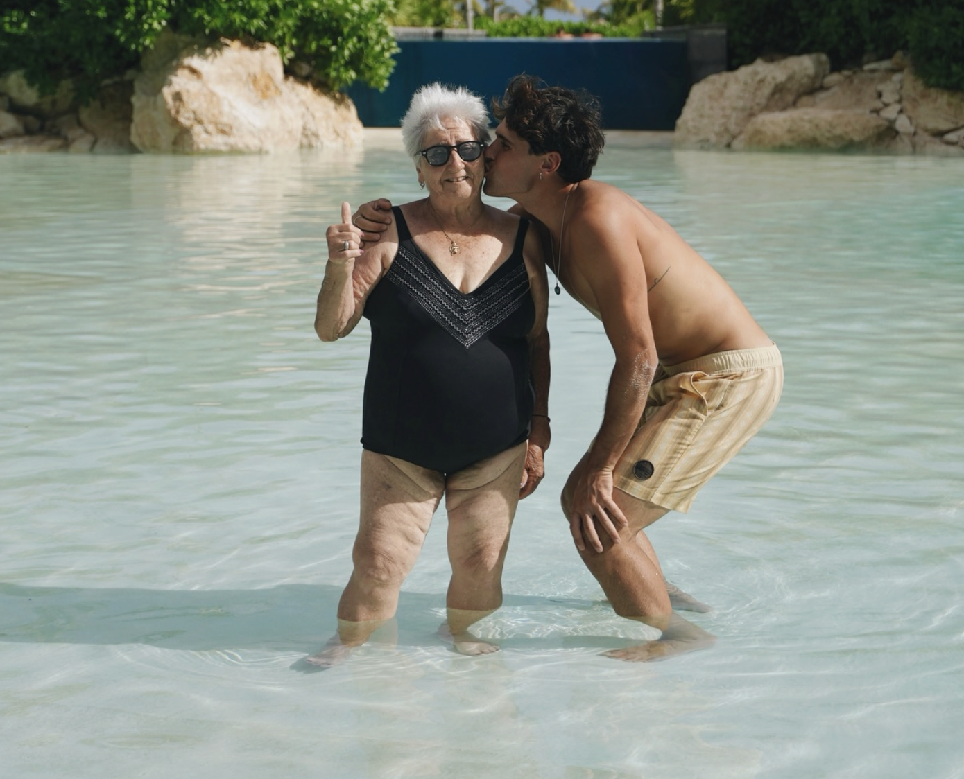 El influencer Daniel Illescas emociona a las redes al cumplir todos los sueños de su abuela