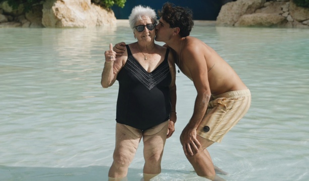 El influencer Daniel Illescas emociona a las redes al cumplir todos los sueños de su abuela