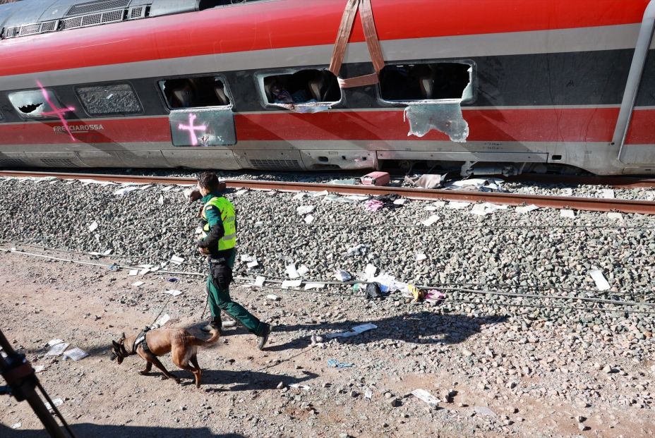 Recuperan los tres cadáveres atrapados en el tren Alvia accidentado en Adamuz Recuperan los tres cadáveres atrapados en el tren Alvia accidentado en Adamuz