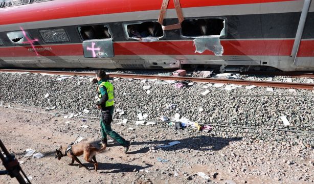 Recuperan los tres cadáveres atrapados en el tren Alvia accidentado en Adamuz