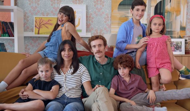 'Padre no hay más que uno' se reinventa en su salto a la televisión en formato serie