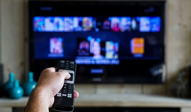 Cómo hacer que las voces de la tele se escuchen mejor. Foto: Bigstock.