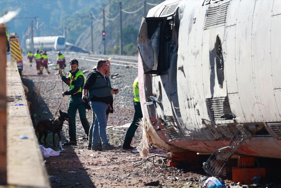 EuropaPress 7231592 agentes servicios emergencias trabajan lugar accidente 20 enero 2026 adamuz