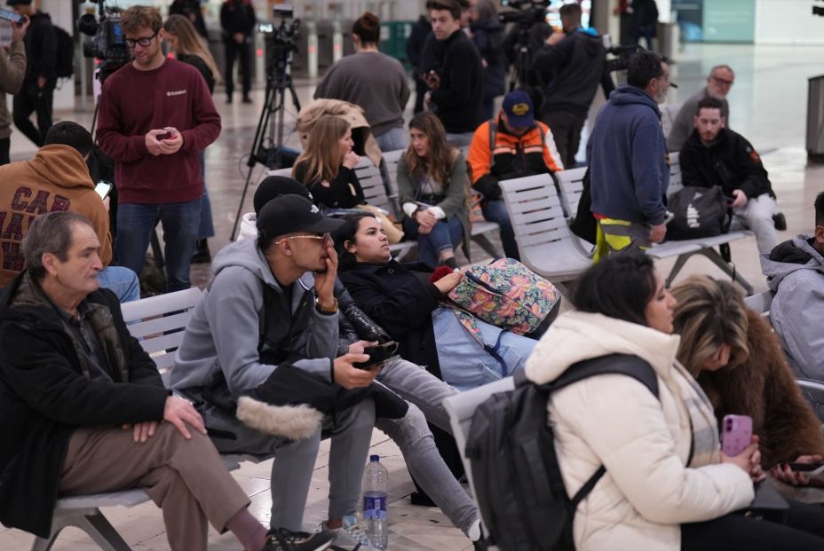 EuropaPress 7233819 varias personas estacion sants servicio rodalies suspendido 21 enero 2026