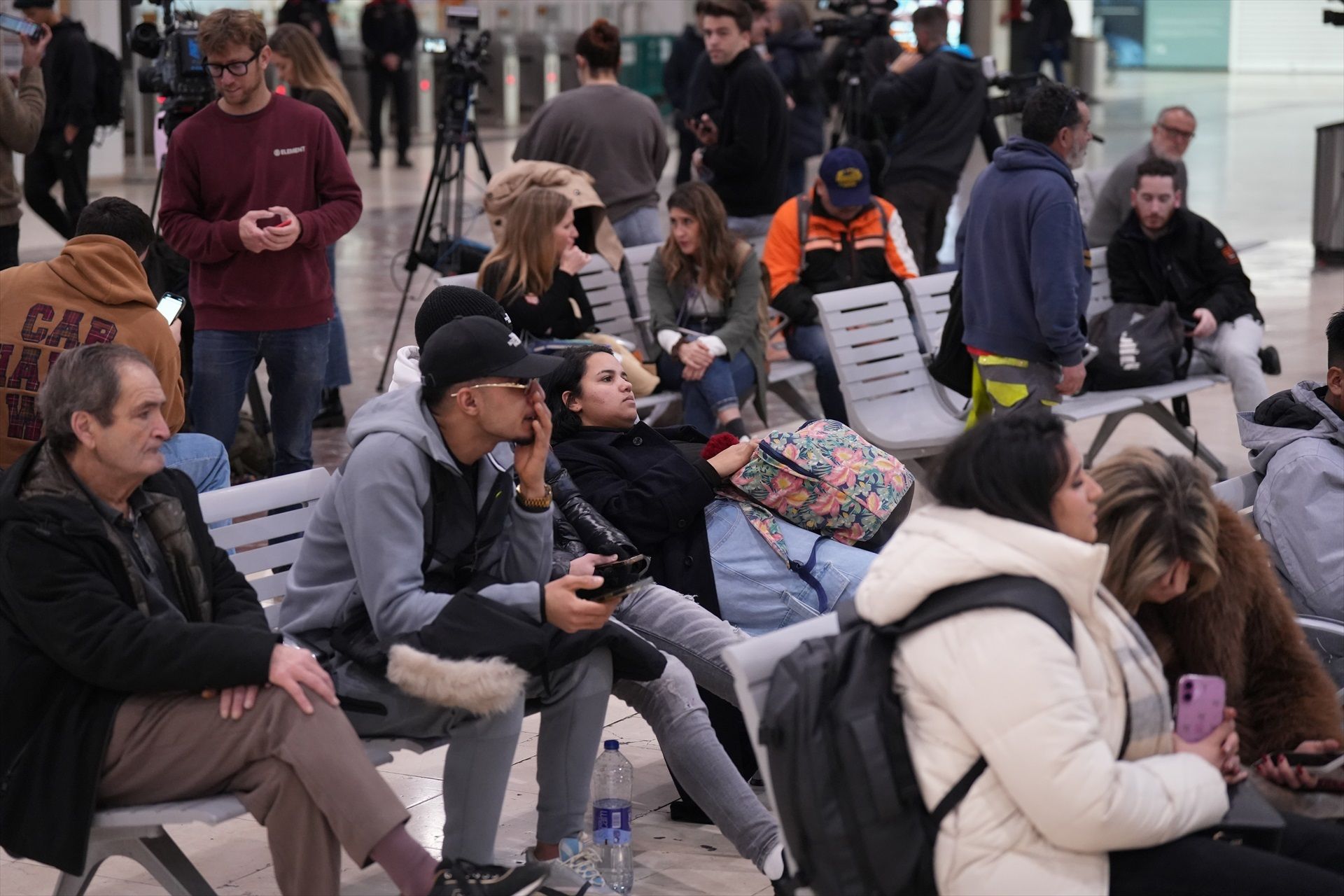 EuropaPress 7233819 varias personas estacion sants servicio rodalies suspendido 21 enero 2026 EuropaPress 7233819 varias personas estacion sants servicio rodalies suspendido 21 enero 2026