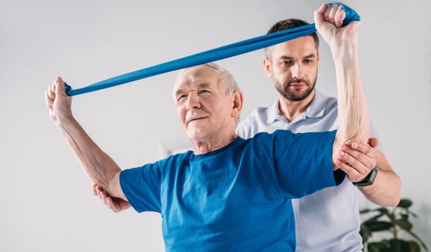 Un programa de entrenamiento de fuerza mejora la función cognitiva en personas mayores. Foto: Bigstock.