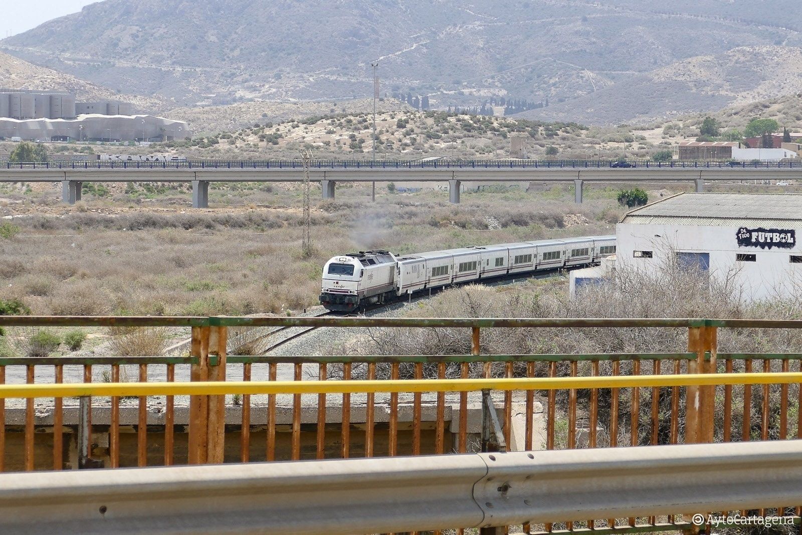El choque de un tren contra una grúa deja varios heridos leves en Cartagena El choque de un tren contra una grúa deja varios heridos leves en Cartagena