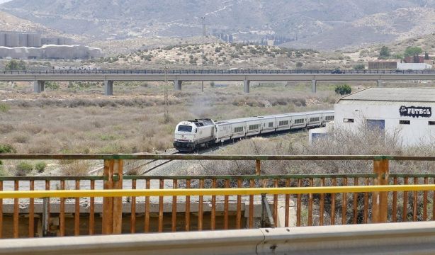 El choque de un tren contra una grúa deja cinco heridos leves en Cartagena