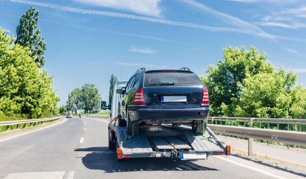 Cuidado con las “grúas pirata”: aumentan las estafas y estos son los consejos para evitarlas