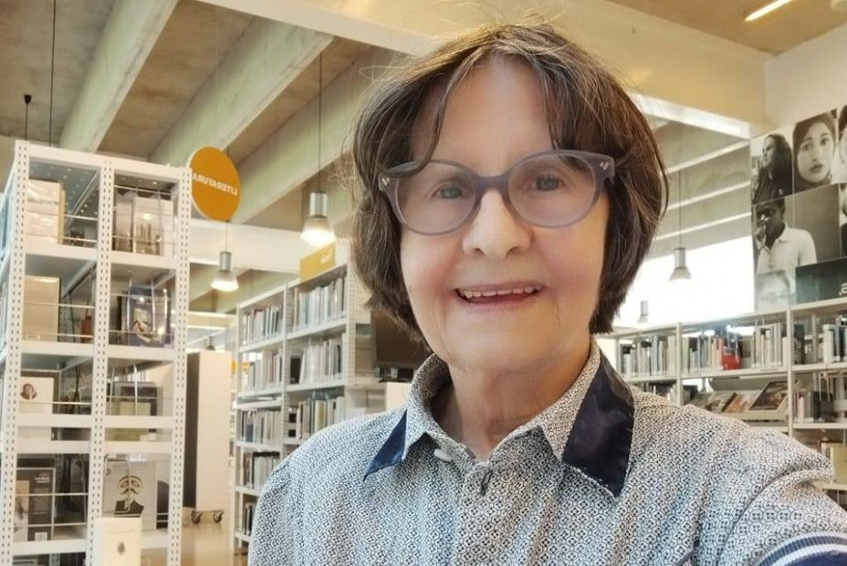 Margarita escribiendo en la biblioteca. Imagen cedida por Margarita Centeno. Margarita escribiendo en la biblioteca. Imagen cedida por Margarita Centeno.