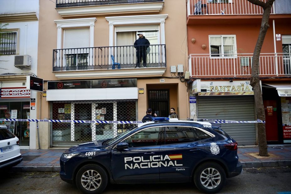Mata a su padre, deja grave a su madre y se suicida arrojándose desde una azotea en Fuengirola (Málaga) Mata a su padre, deja grave a su madre y se suicida arrojándose desde una azotea en Fuengirola (Málaga)