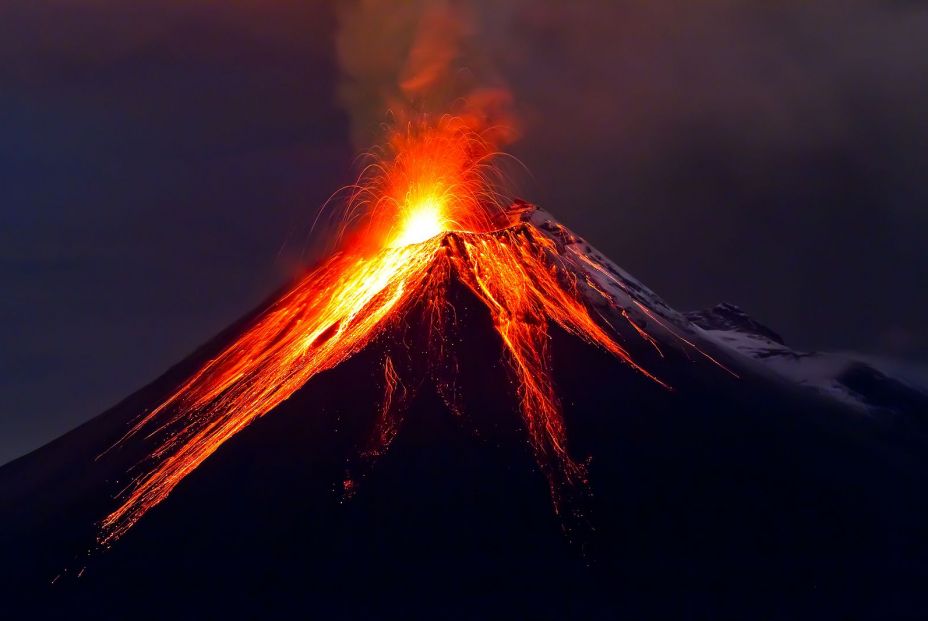 bigstock Tungurahua Volcano eruption 33522722