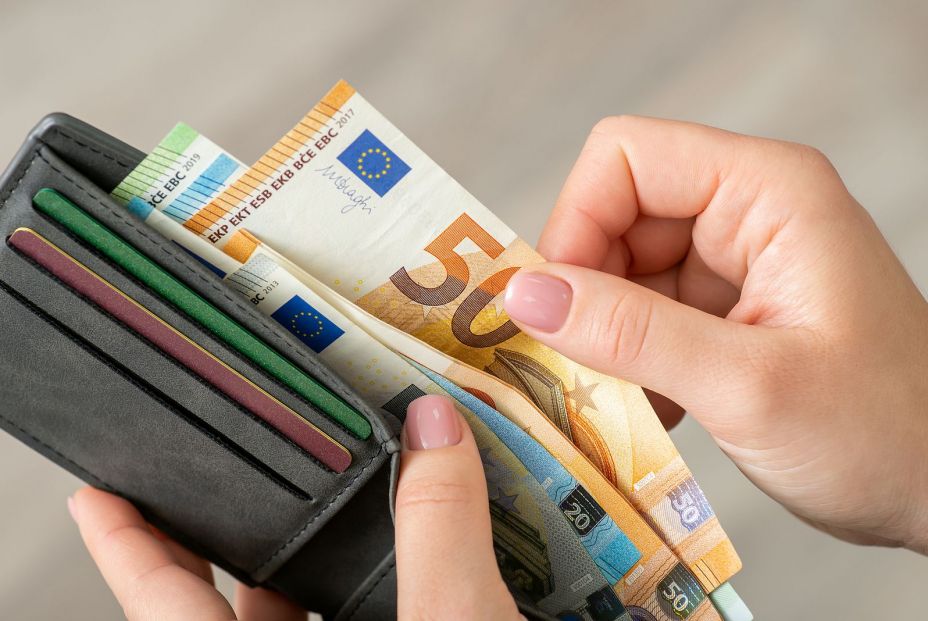 Hacienda avisa: prestar dinero a los hijos sin devolución puede considerarse una donación indirecta