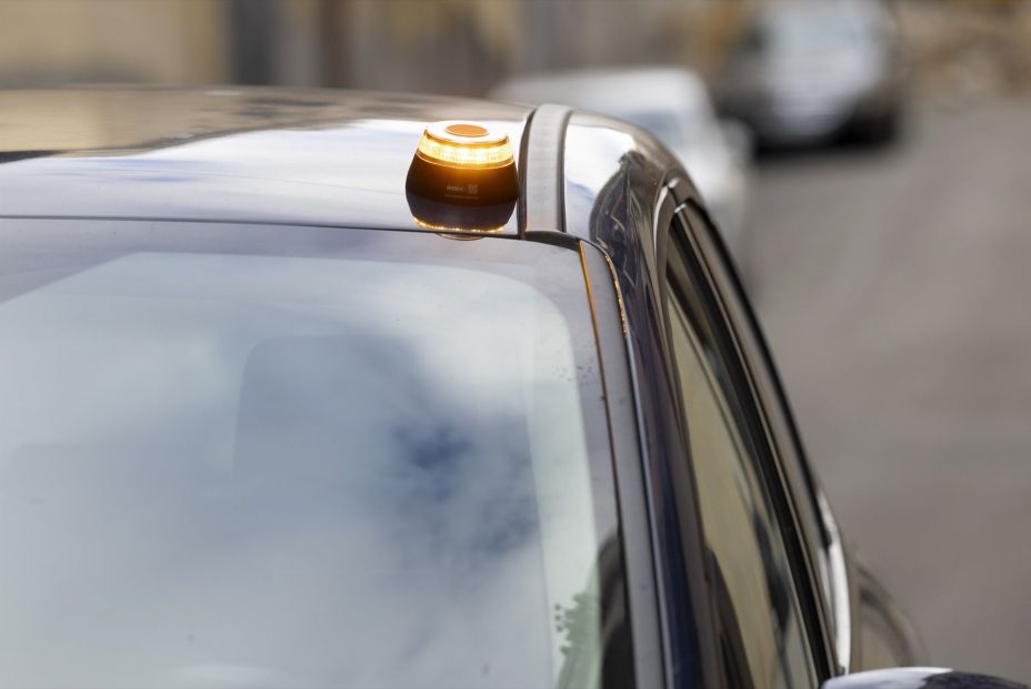 Nani Roma tras asistir a un coche accidentado señalizado con la baliza V16: "No se ve nada"
