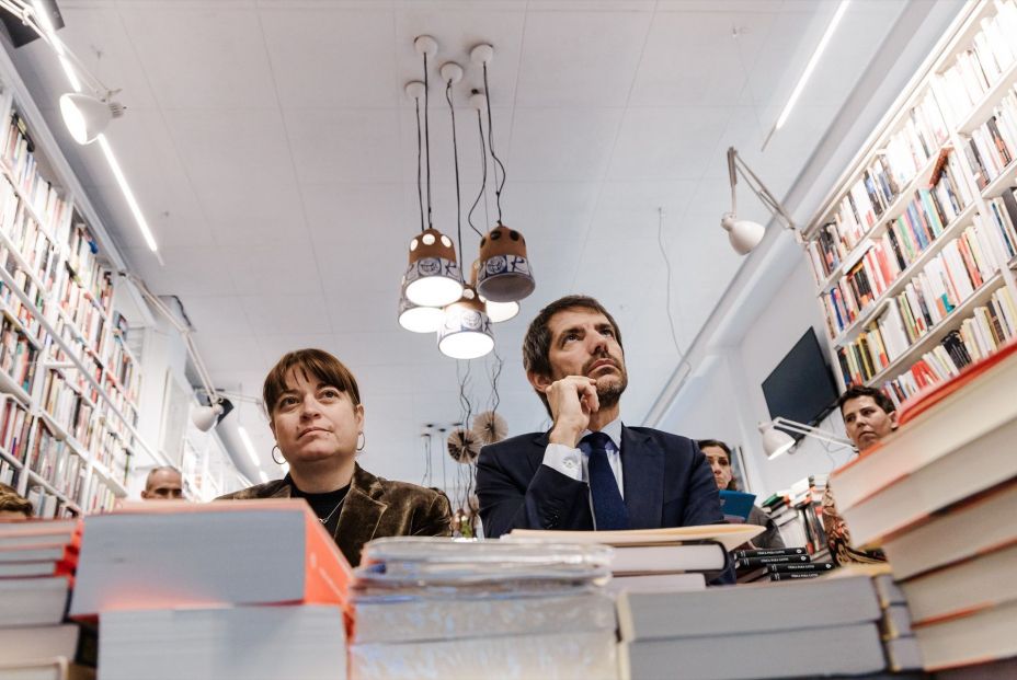 El ministro de cultura, Ernest Urtasun, y la directora general del Libro, del Cómic y de la Lectura del Ministerio de Cultura, María José Gálvez, durante la presentación del barómetro. Fuente: Europa Press. El ministro de cultura, Ernest Urtasun, y la directora general del Libro, del Cómic y de la Lectura del Ministerio de Cultura, María José Gálvez, durante la presentación del barómetro. Fuente: Europa Press.