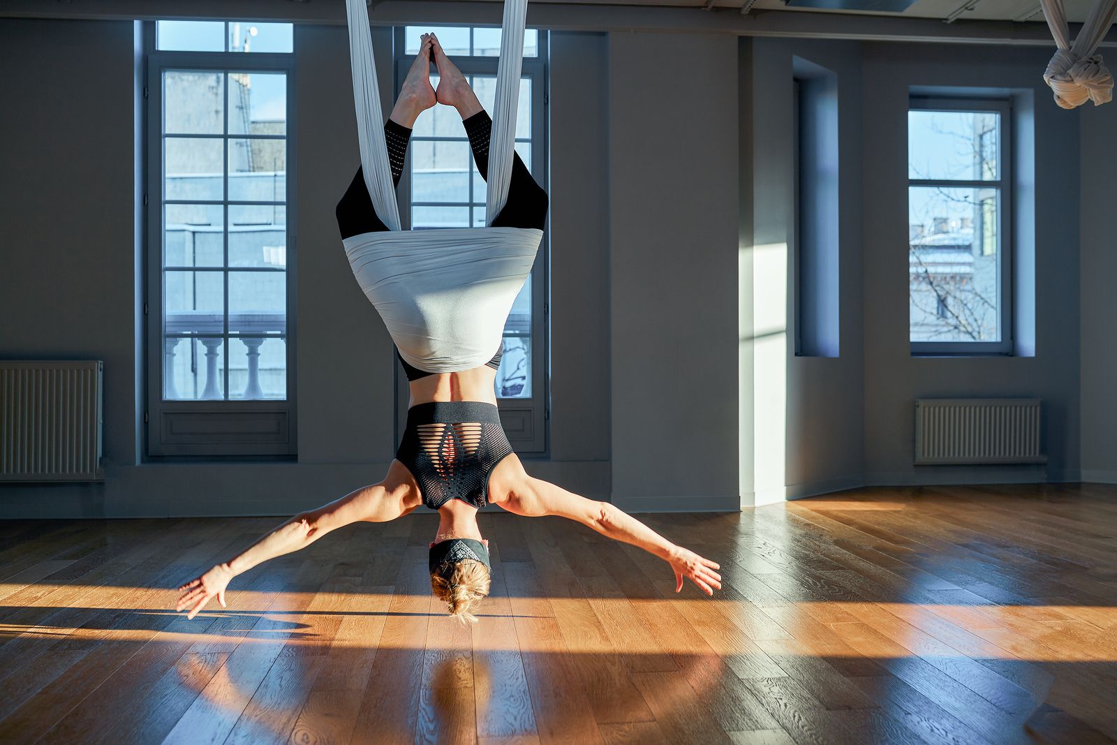 Estos son los beneficios del aeroyoga para las personas mayores